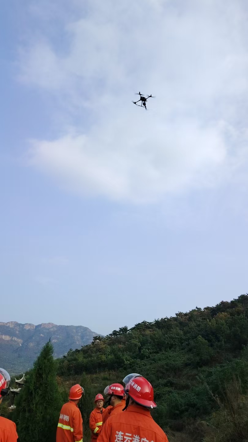 3.无人机飞山火.jpg