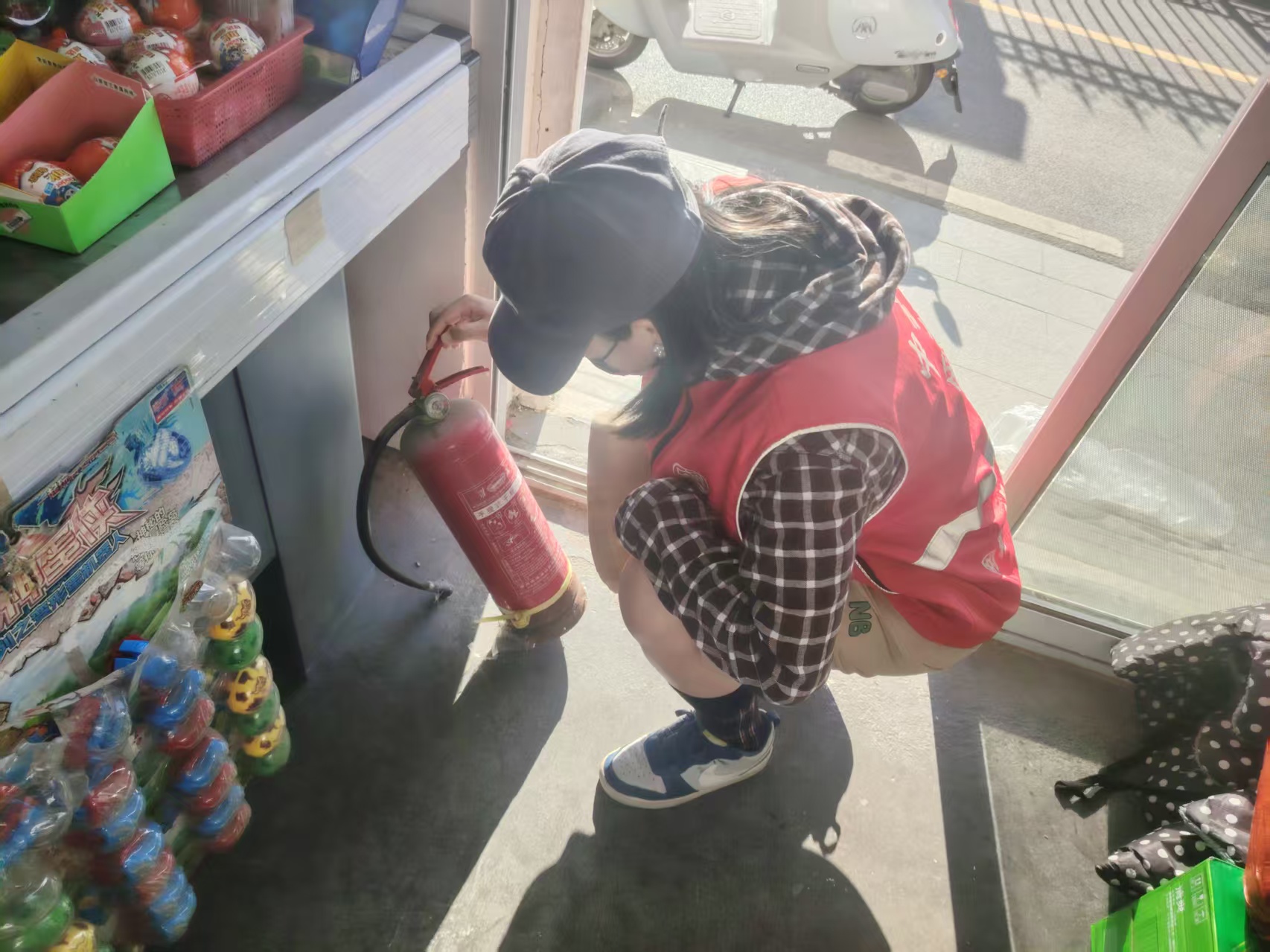 兴圩社区开展九小场所安全巡查、食品安全巡查.jpg