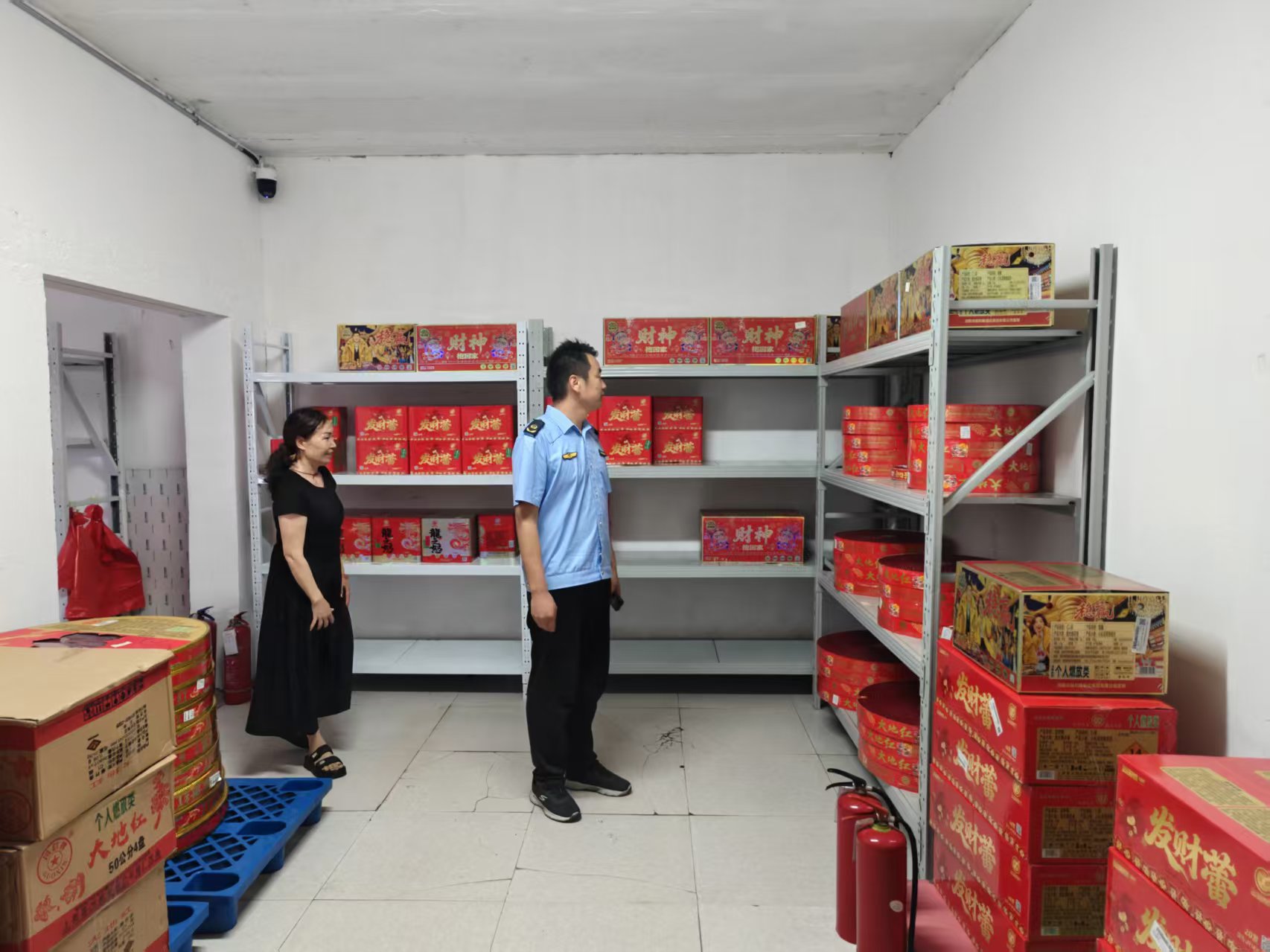 指导辖区烟花爆竹店有序恢复经营活动.jpg