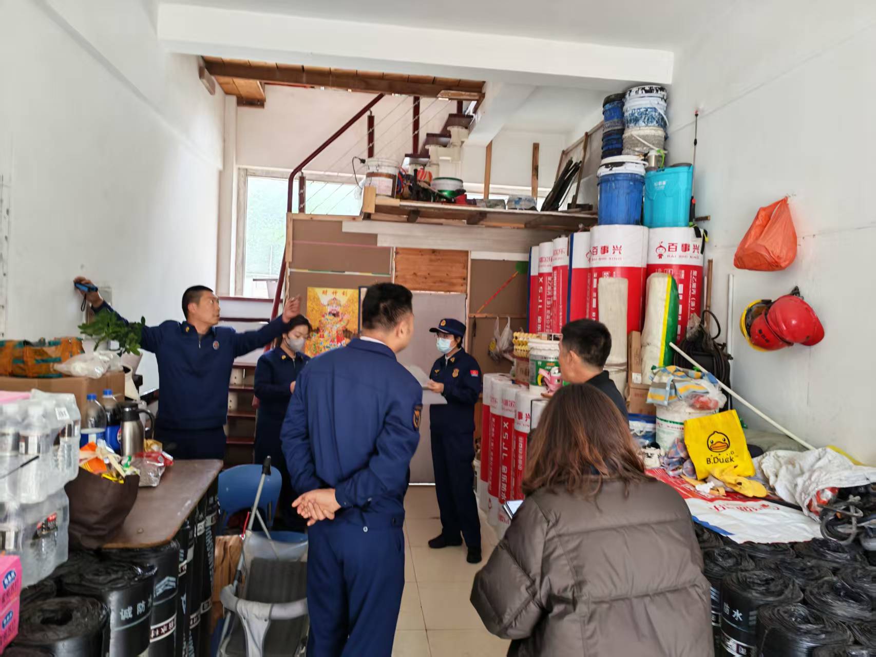 协同消防大队，检查金三角周边消防问题.jpg