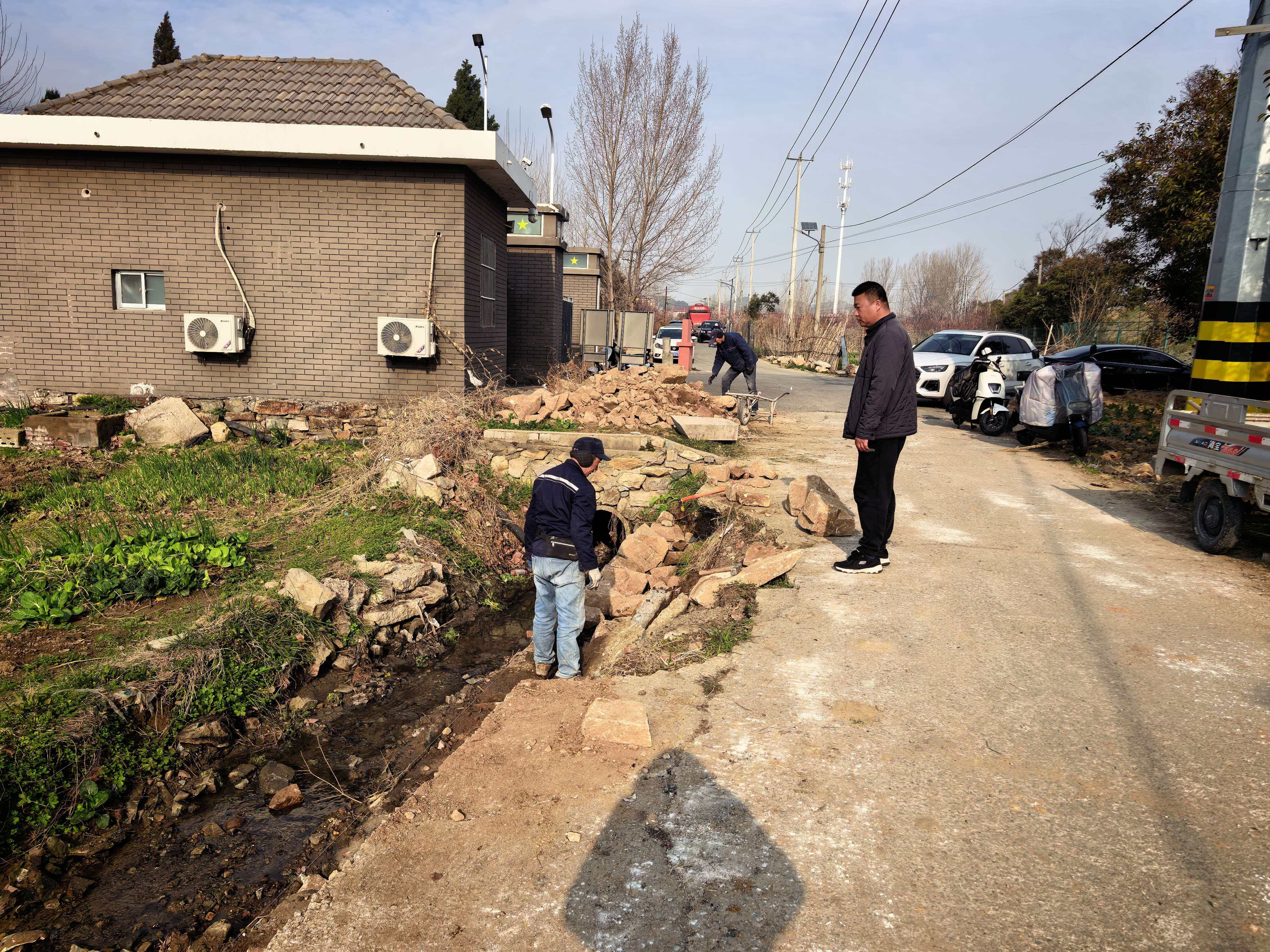 魏庵社区修复破损道路和沟渠.jpg