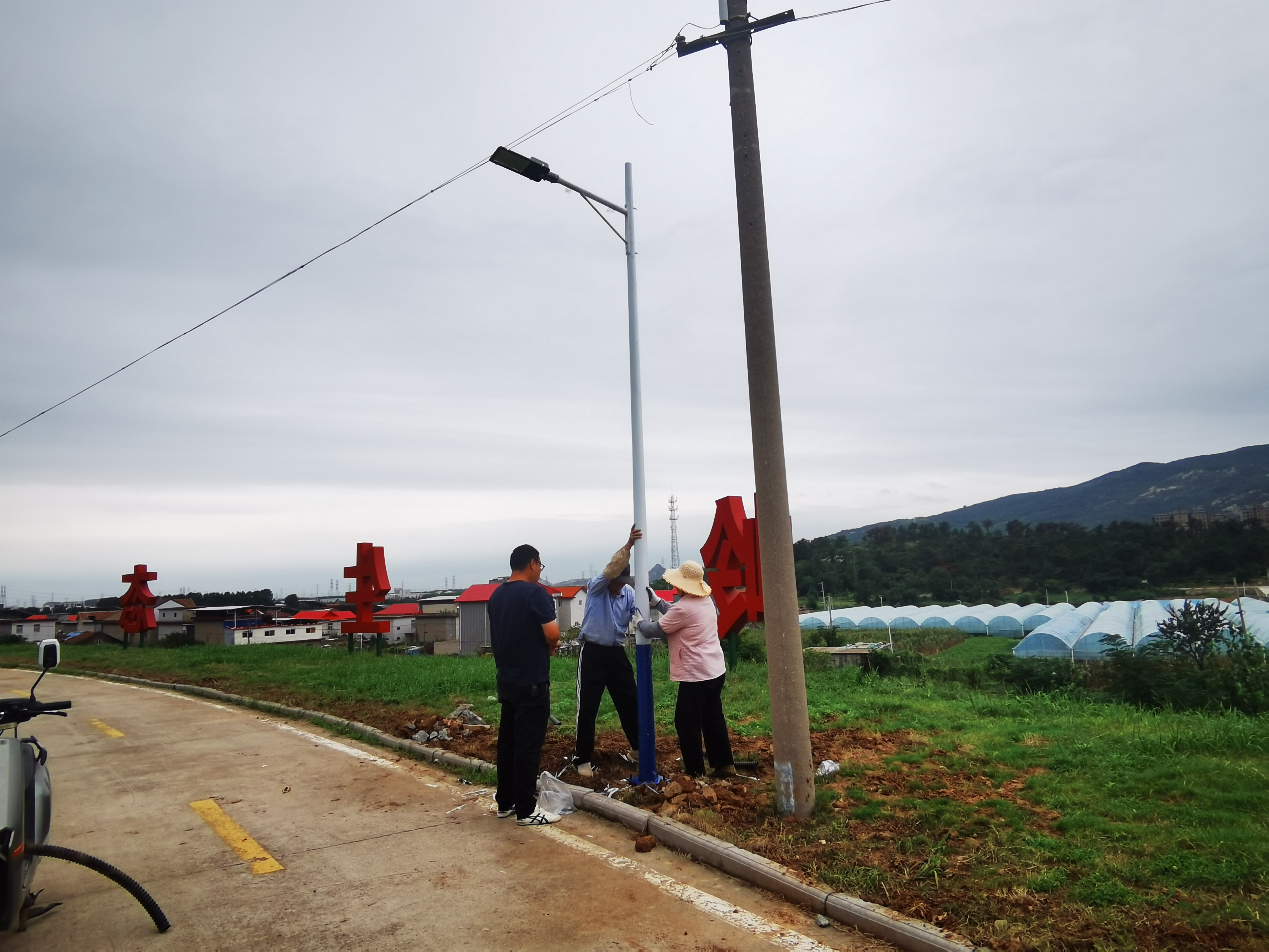 黄岭村水库沿线安装路灯.jpg