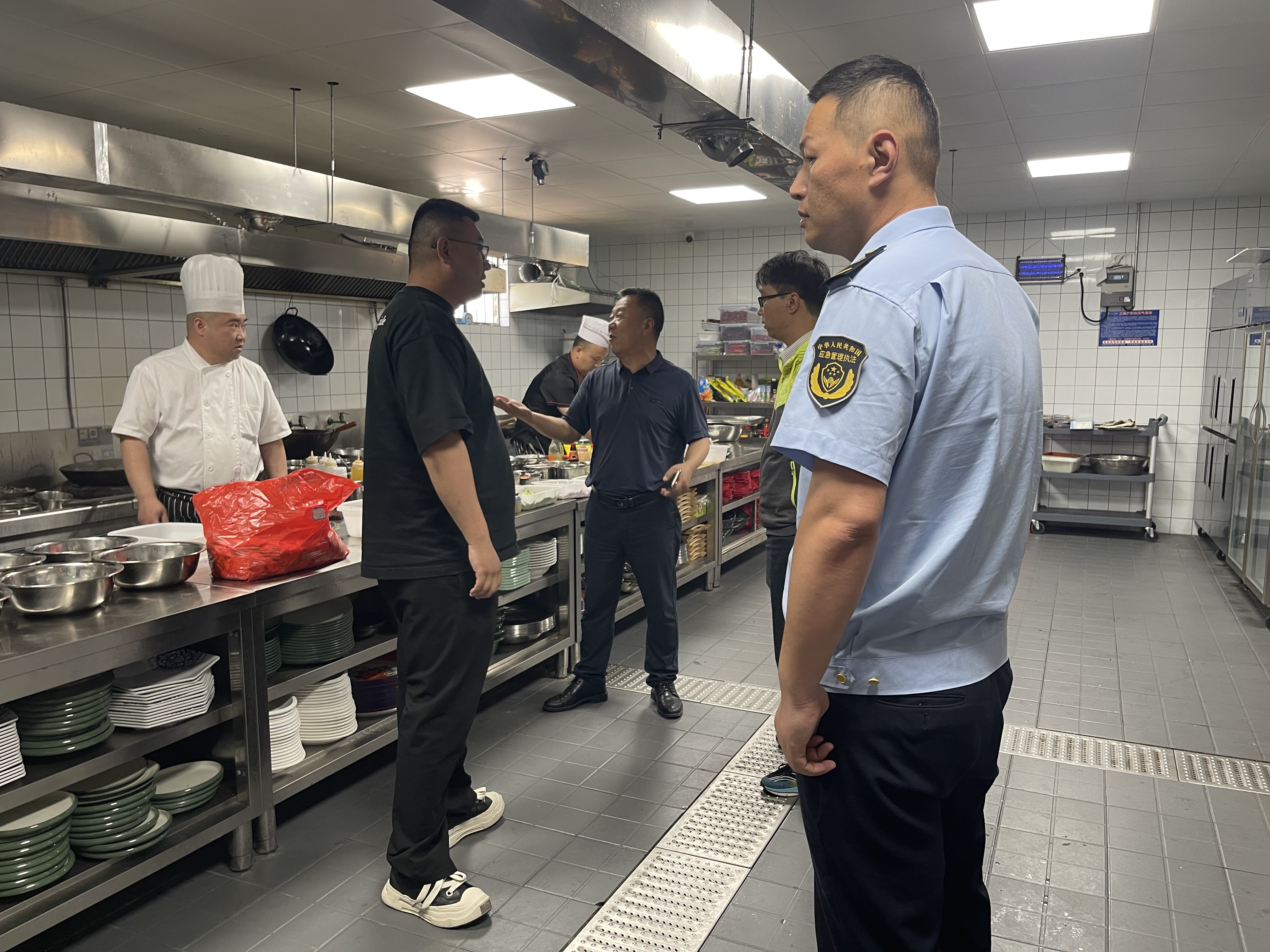 经发局、街道、社区联合检查久和餐饮燃气安全1.jpg