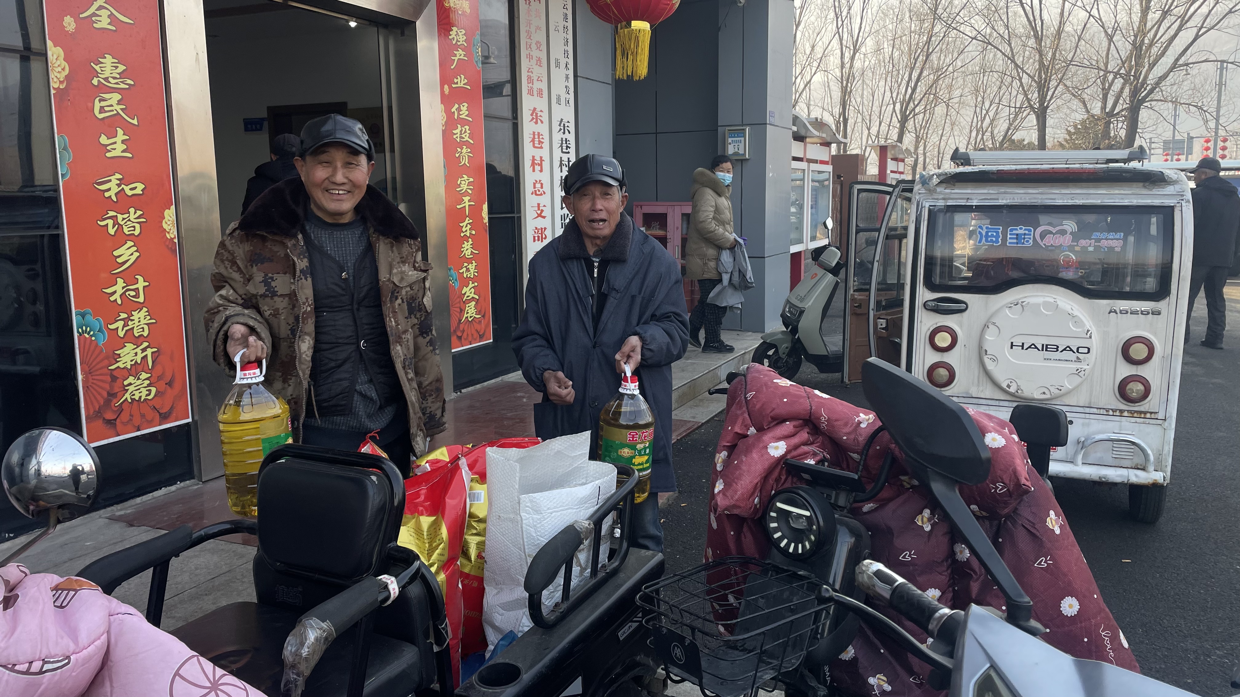 东巷村为60周岁以上老年人发放春节福利.jpg