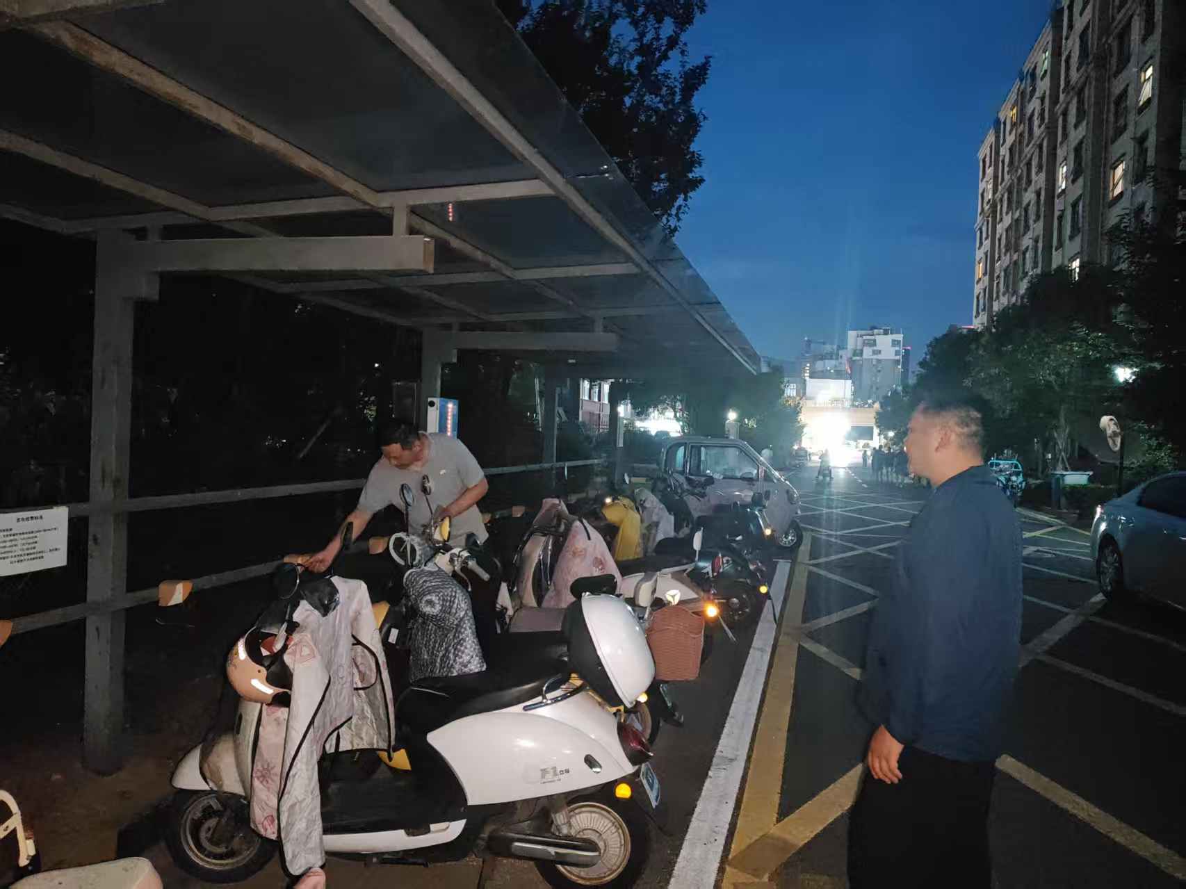 8.12 执法办和建设办夜查小区电动车入户和飞线充电等消防安全隐患问题.jpg