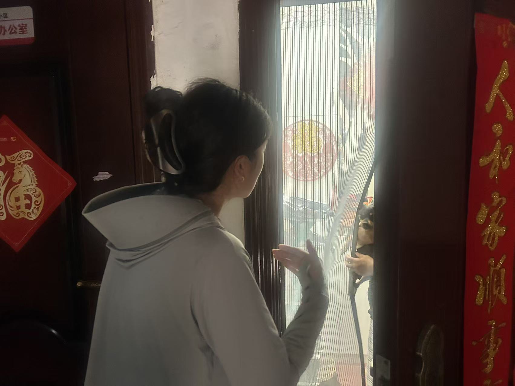 范庄社区到格林春天小区通知相关业主做好暴雨前防范.jpg