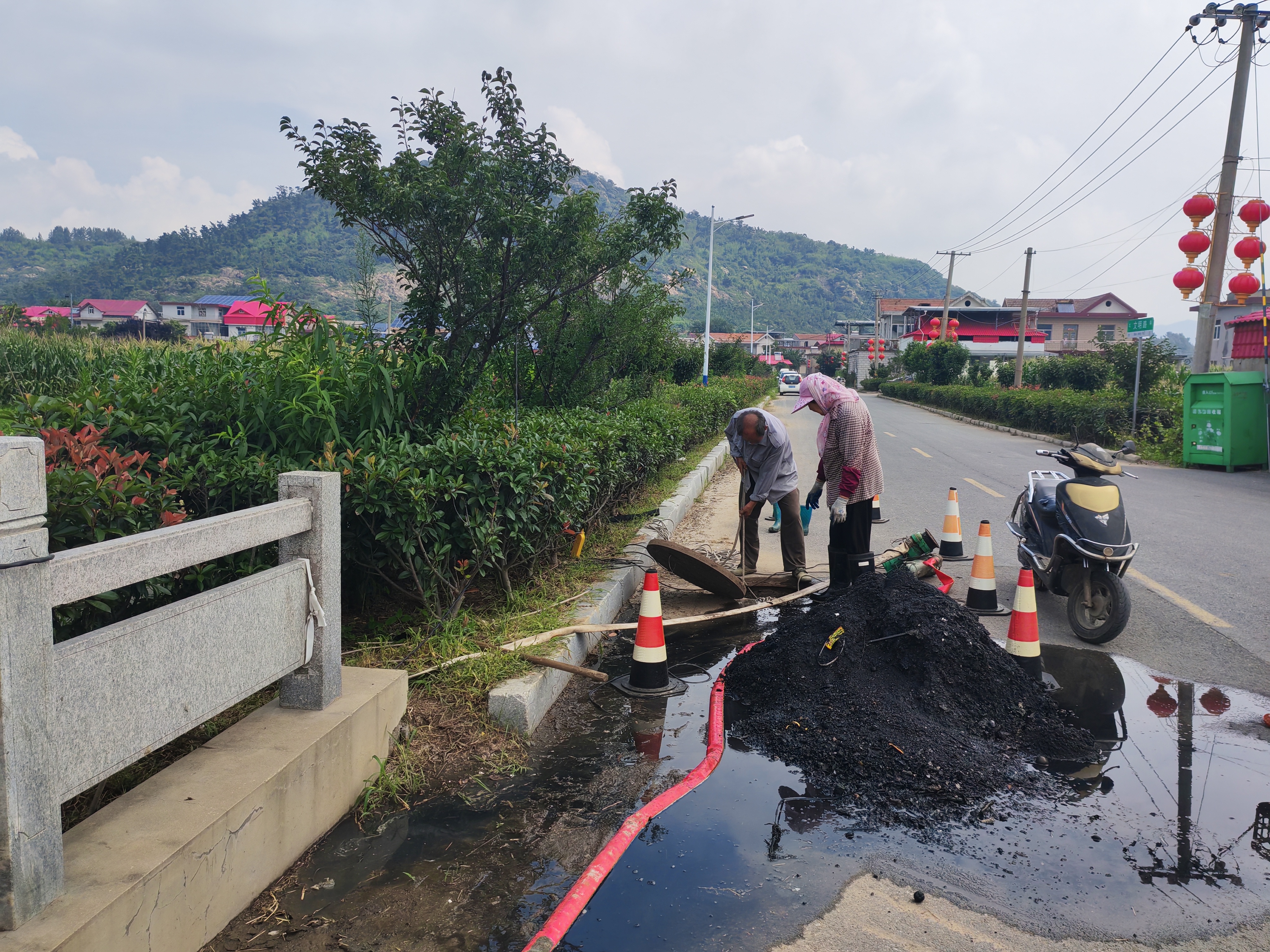黄岭村清理污水井.jpg