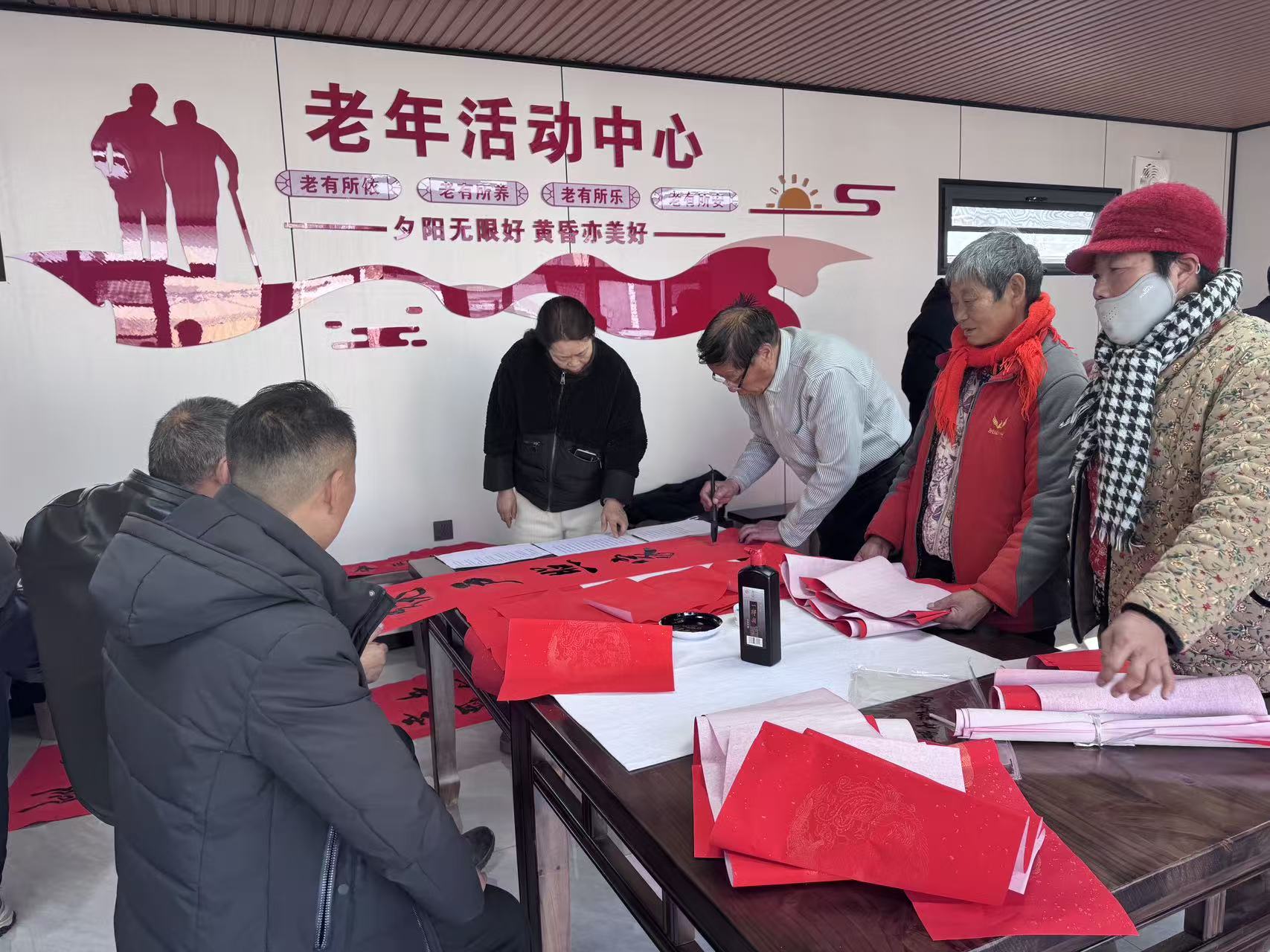 “笔墨迎新春 福字进万家”胜利村开展新春写春联活动1.jpg