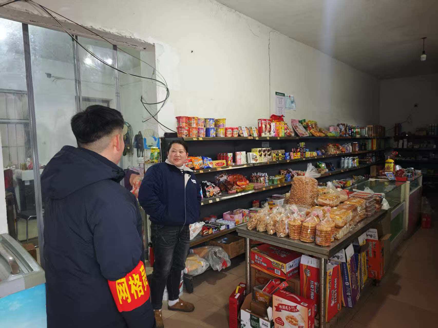 魏庵社区巡查商店、走访特殊群体.jpg