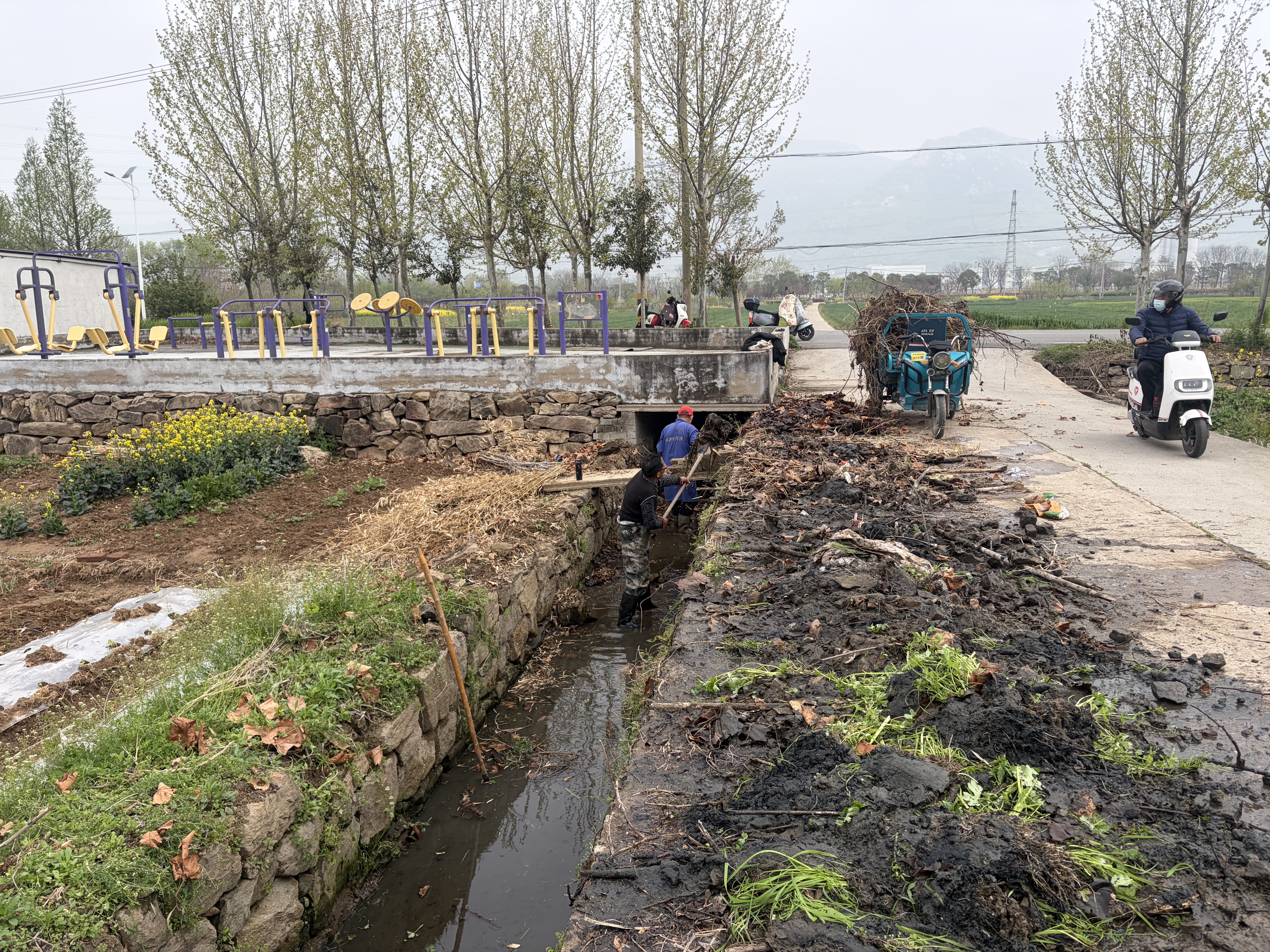 江庄村清理排水沟.jpg